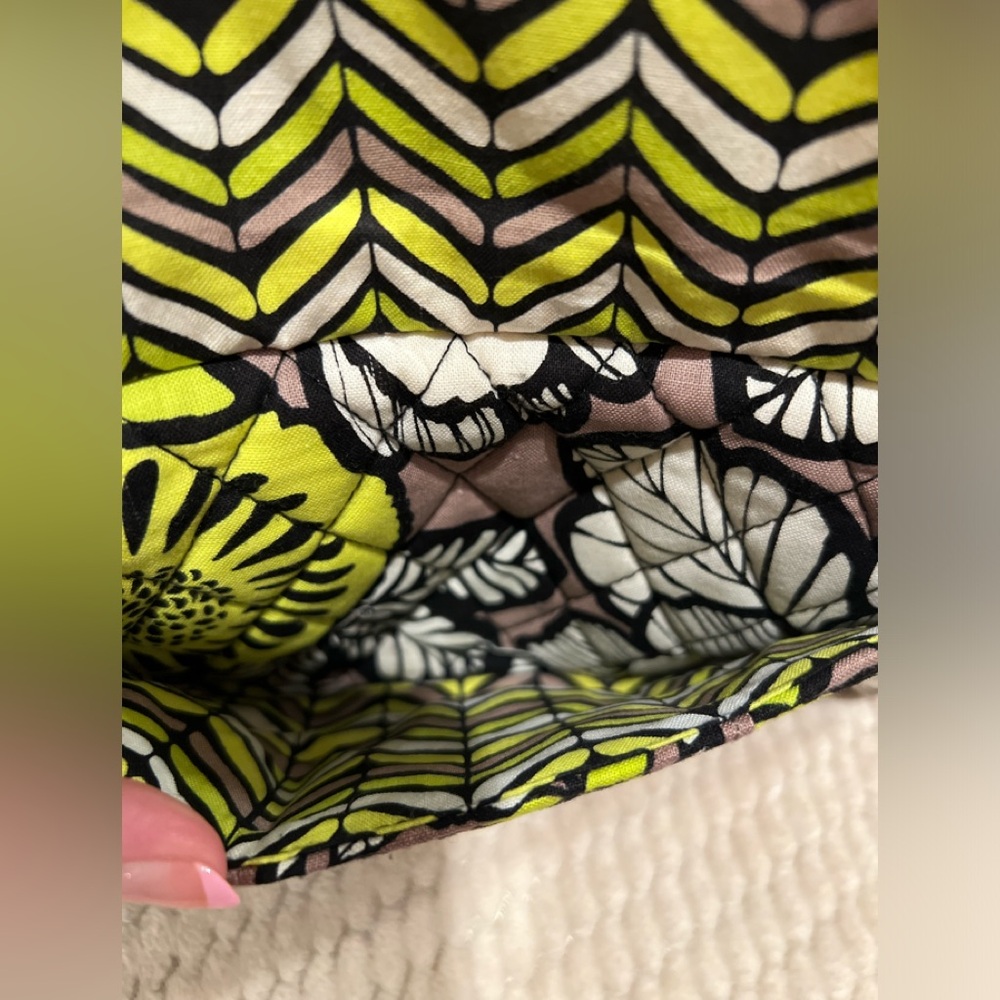 💚🖤𝑽𝑬𝑹𝑨 𝑩𝑹𝑨𝑫𝑳𝑬𝒀💛🖤 Pushlock Wristlet - Picture 2 of 10